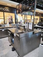 1 ilot socle central en inox 175 x 150 cm , 2 portes couliss…