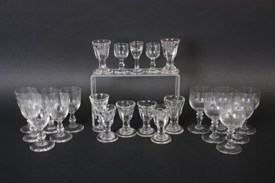 un grand nombre de verres posés sur une table