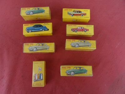 Un lot de Dinky Toys dans leurs boites