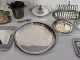 une table sur laquelle se trouvent de nombreux objets en argent