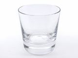 un verre d'eau posé sur une surface blanche