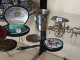 une vitrine en verre contenant divers objets