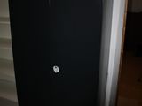 une photo d'une armoire noire dans une pièce
