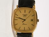une montre en or avec un bracelet noir sur un fond blanc