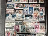 une photo d'une collection de timbres sur une table