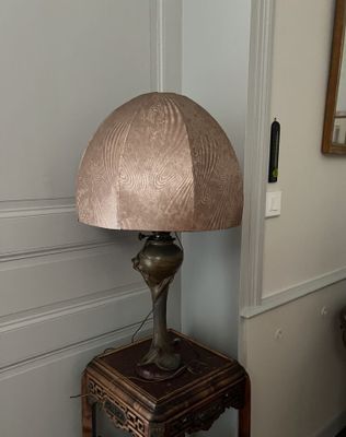 une lampe posée sur une table dans une pièce