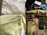 un tas de vêtements posés sur une table