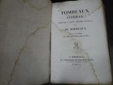 un vieux livre ouvert sur une table, sur laquelle figuraient quelques notes