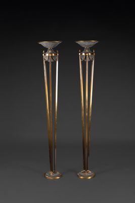 Paire de lampadaires en forme de torchère en métal et bronze…