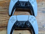 deux manettes de jeux vidéo posées sur un parquet