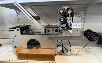 une machine posée sur une étagère à côté d'une boîte