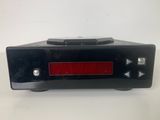 un gros plan d'une radio surmontée d'un voyant rouge