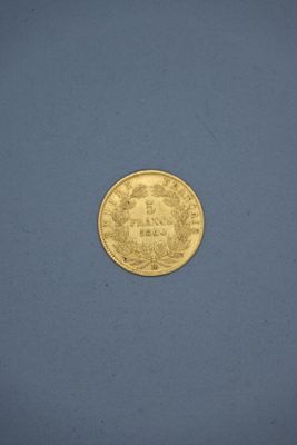 gros plan d'une pièce d'or sur une surface bleue