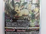 gros plan d'une carte pokemon sur une surface blanche
