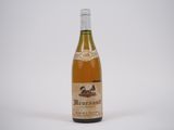 une bouteille de vin posée sur une table