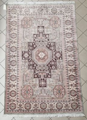 le tapis est posé sur le sol dans la pièce