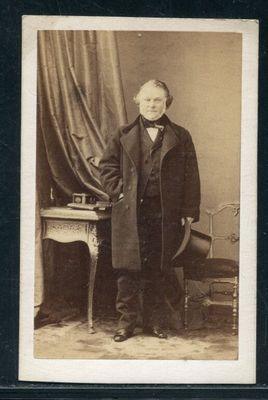 une vieille photo d'un homme en costume-cravate