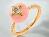 une image représentant une bague en or sertie d'une pierre rose et de diamants