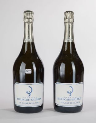deux bouteilles de vin posées l'une à côté de l'autre sur une table