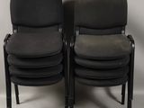 une paire de chaises noires sur fond blanc, avec un fond blanc