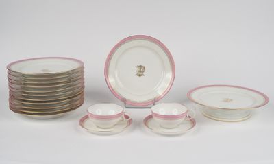 un grand nombre d'assiettes et de tasses posées sur une table