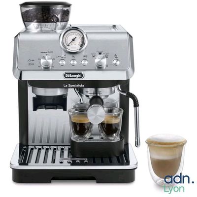 une machine à café avec une tasse de café à côté
