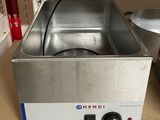 une photo d'une friteuse en acier inoxydable posée sur un plan de travail