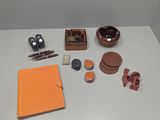 une table blanche sur laquelle sont posés divers objets