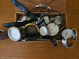 de nombreux modèles de montres dans une boîte posée sur la table