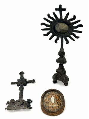 une croix, un bol et d'autres objets religieux posés sur un fond blanc