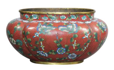 un vase rouge orné de fleurs bleues sur fond blanc