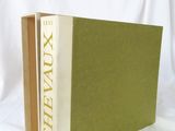 une image représentant un livre posé sur un drap blanc