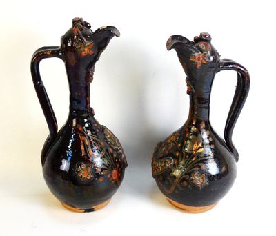 two vases that are sitting side by side on a table
