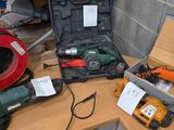 de nombreux outils posés sur une table dans une pièce
