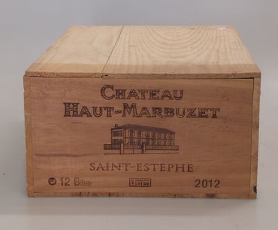 une boîte en bois portant une étiquette