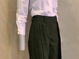 un mannequin vêtu d'une chemise blanche et d'une jupe noire