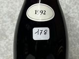 une bouteille de vin posée sur une table