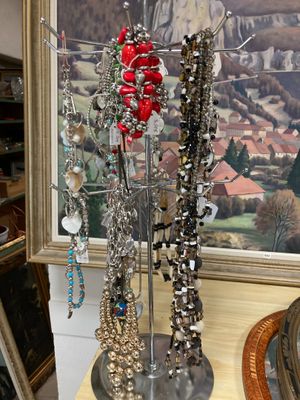 une photo montrant des bijoux exposés sur une table
