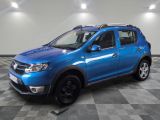 Une Dacia bleue est garée dans une pièce au sol carrelé