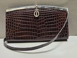 sac à main en cuir d'alligator marron avec poignée et bandoulière en métal argenté