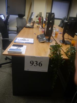 un bureau sur lequel se trouvent un téléphone et un écran d'ordinateur