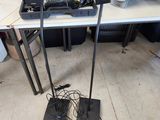 deux enceintes et un pied d'enceinte posé au sol