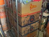 de nombreux cartons empilés dans un magasin