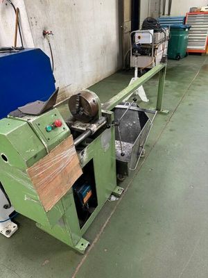 une machine posée sur le sol d'une pièce