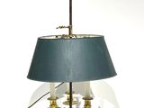 une lampe de table surmontée d'un abat-jour bleu