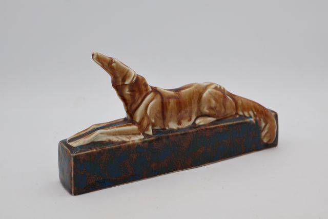 THARAUD. Limoges. Sujet en porcelaine polychrome « Lévrier couché...