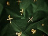 un gros plan sur un tissu vert orné de nombreuses croix de formes variées