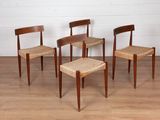 trois chaises et une table dans une pièce avec du parquet