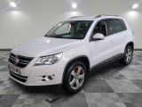 le SUV blanc de Volkswagen est garé sur un carrelage à carreaux