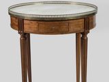 une table ronde avec un plateau en verre et des pieds en bois